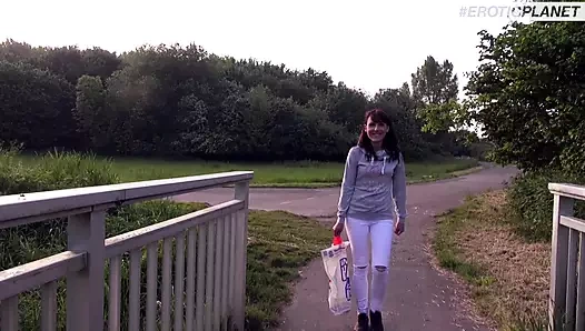 Kadın ve iki adam açık havada ve otoparkta seks yapıyor