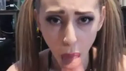 Sıcak sarışın çalışır için emmek dev horoz tekrar