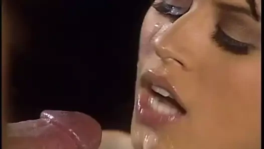 azgın esmer bebeğim alır dövülerek doggystyle