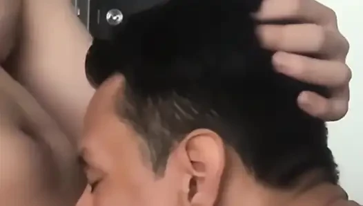 İtaatkar o gelene kadar yarağını emiyor
