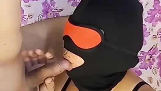 Emmeyi ve götten sikişmeyi seviyor