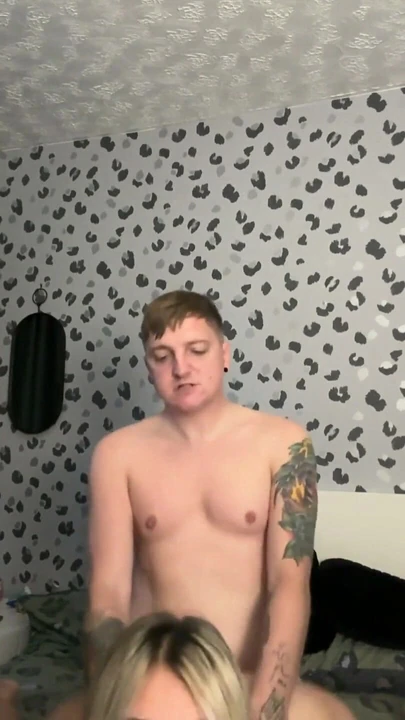 Жена с большой задницей говорит грязно и трахается раком