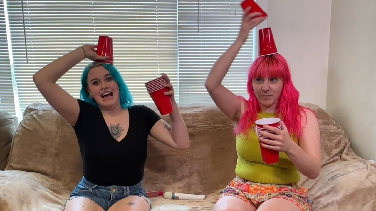 Bea ve Lizzy baş başa gidiyor, bardakları yığıyor ve soyunuyor