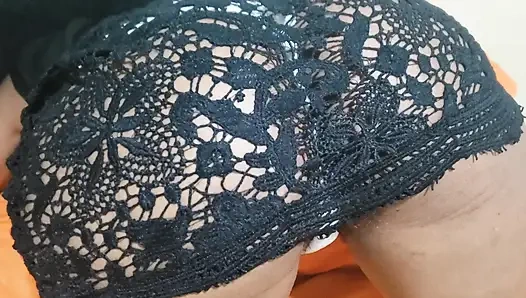 Otelde siyah elbiseli bir kadın külotuyla götünü azdırıyor