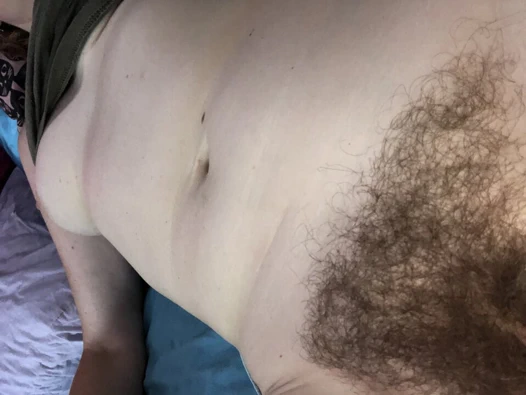 Asmr queef kraliçesi Rachel Wriggler gürültülü fışkırtmalı amcık oluşturmak için pirsingli klitorisini parmaklarken tekrar vuruyor