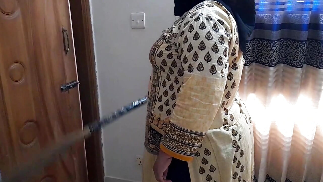 Ek chor ghar mein aya aur saf evli kadın ko kutte ke tarah choda jabardast (eve geldi ve ev hanımı domaltarak sikiliyor)