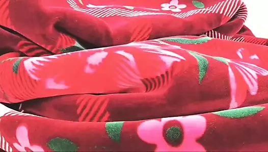 O yatakta rahatlarken üvey kız kardeşimin amıyla oynuyorum