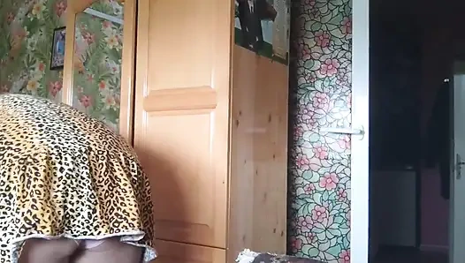 Üvey oğlu üç kez üvey annesini izliyor