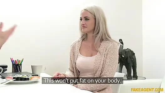 Fake Agent - ateşli model eş yıldızıyla flört eden bir suşi randevusunda eğleniyor