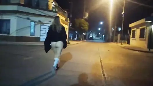 Kısa etekli külotsuz amcığını teşhir ediyor ve gözetleyenlerin önünde seks yapıyor