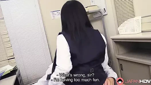 Japon esmer ofis hanımı Hasumi ve iş arkadaşı ofiste sansürsüz sert seks yapıyor.