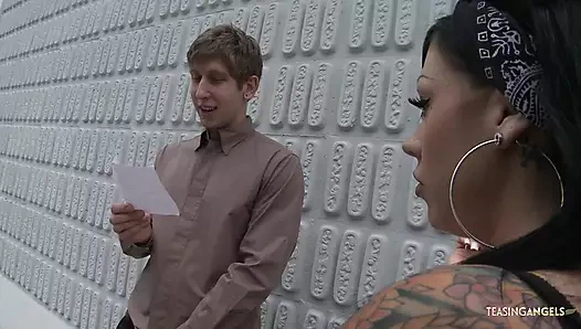 Mürekkepli esmer kaltak sikilmeyi ve dölle püskürtülmeyi seviyor