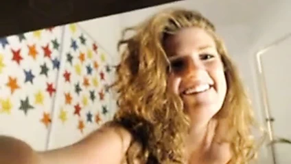 Sevimli kızıl onu kedi içine buz küpleri koyar