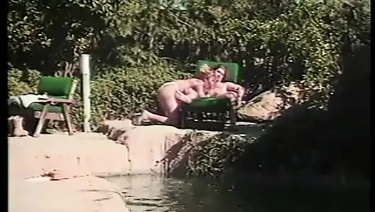 Azgın adam sikini emdirirken seviyor sonra açık havada seksi hatunla sikişiyor