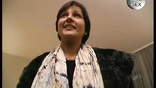 Брюнетка с короткой стрижкой мастурбирует игрушкой и сосет член ради этого липкого белого наслаждения