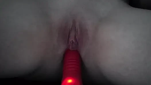 Drkanje u autu s gurajućim dildom i vibratorom