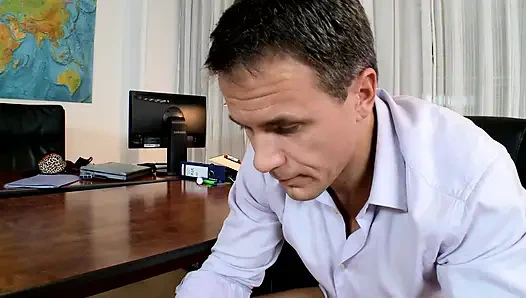 Sarışın Sekreter Bacakları Geniş Ofis Sikişi