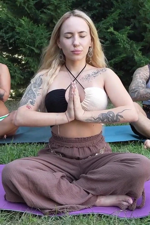 Orta yaşlı seksi kadın yoga sınıfında büyük yarak eğitmeni ile anal üçlü seks yapıyor