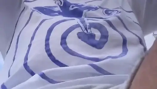 Sadece bisikletine sweatshirt içinde biniyor ve iç çamaşırı yok...