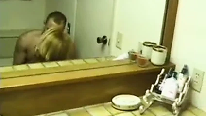 Kırmızı elbiseli seksi milf