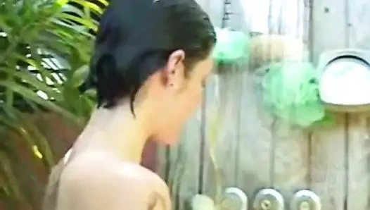 Sevimli genç allie duşta amcık mastürbasyonu açık havada