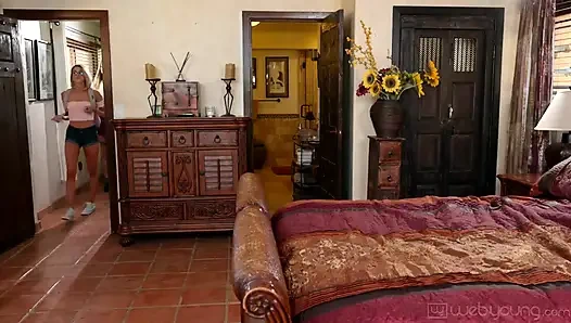 Yaramaz kankalar Haley Reed ve Emma Hix ilk lezbiyen deneyimi olarak amcık yemeyi deniyor