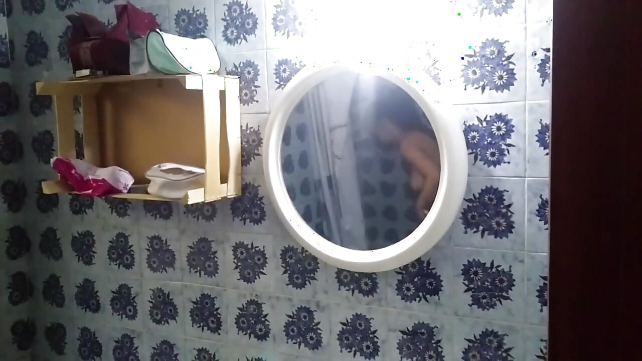 Duş alırken üvey kız kardeşimi izliyorum