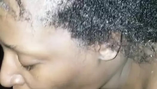 Zenci piliç götüne sokuyor