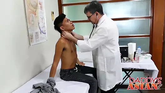 Sevimli twink jude kâkül ile olgun homo baba mike