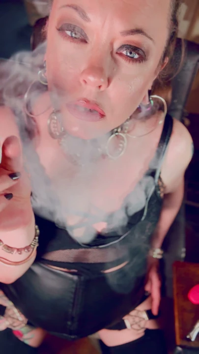 Dumanı sürükleyip aniden çekişleri seven kim? Çünkü bu goth senin için bunları yapmayı çok seviyor! Sigara İçen BBW | Klip 1