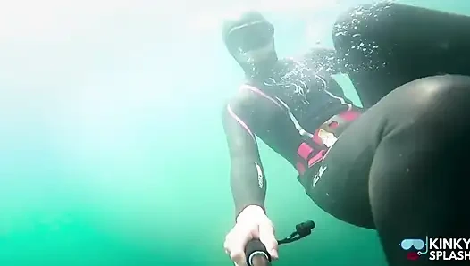 Duiken in mijn glanzende wetsuit uit twee stukken