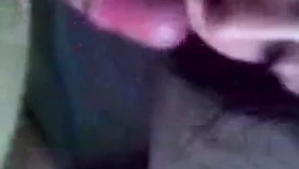 Büyük memeli esmer sürtük yarak emiyor