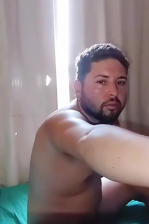 Tamamen çıplak bir şekilde kestirmeye gittiğimde sokakta bir sürü çığlık vardı.