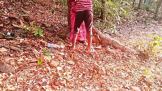 Hintli üvey anne ve üvey oğlu ormanda romantik sert sikişiyor. Telugu edepsizce konuşuyor.