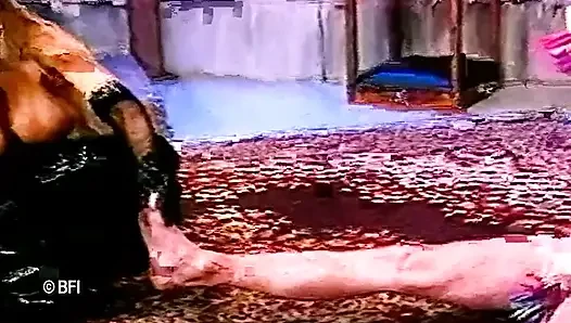 İki edepsiz hatun kölelerini cezalandırıyor