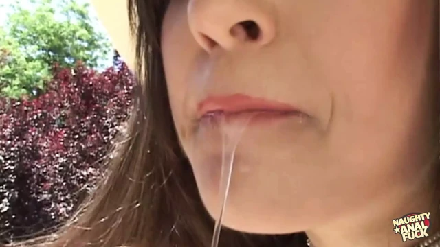 Sasha Grey edepsiz bir adam tarafından ağzından, amından ve götünden sikiliyor