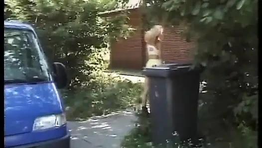 Genç bir sarışına bir adam yaklaşmış, bir fahişe gibi tuvalette sert sikiliyor