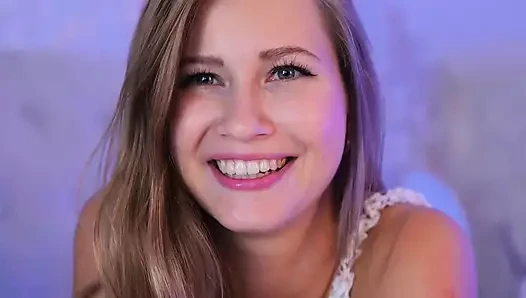 Randevu için sevimli bir elbise giydi ama evde kaldı ve mastürbasyon yapıyor