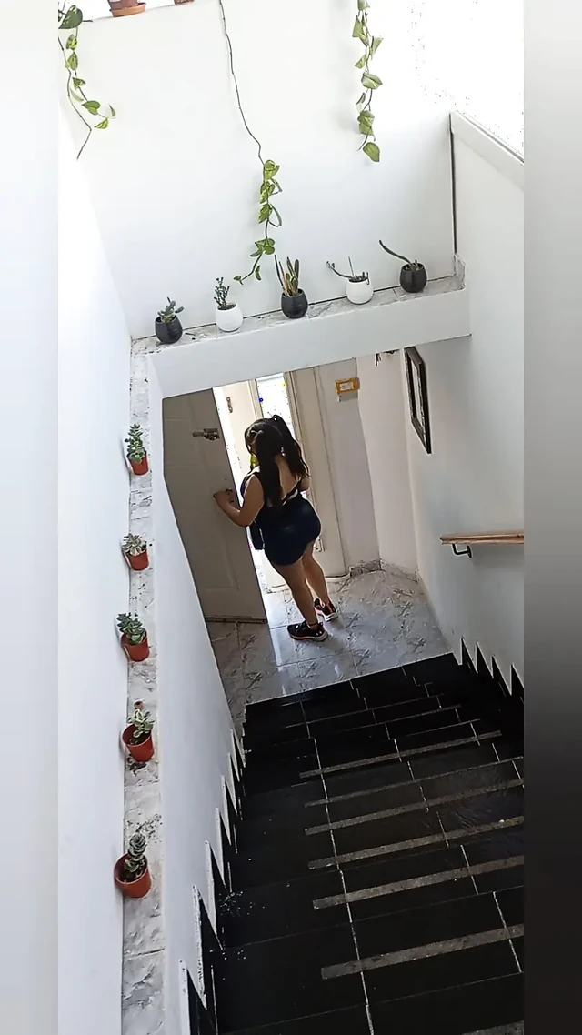 Şeker istemek için masumca bir kapıyı çaldı, bilmediği şey bu yabancının onu sikecek olması