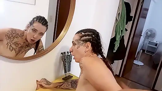 Arkadaşımın üvey oğluyla sikişiyorum