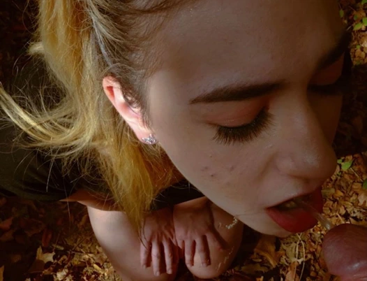 19 yaşındaki itaatkar lexi grey ormanda işemek içecekler