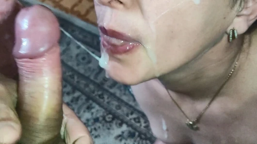 Sürtük evli evli kadın sakso ve ağzına boşalma ile aldatıyor