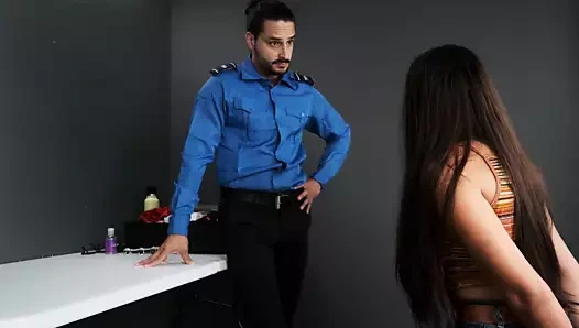 Bir havaalanı güvenlik görevlisi çantamda oyuncaklarımı gördü ve beni ofisine götürdü ve göt deliğimi sikiyor