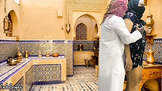 Suudi koca ve İranlı evli kadın mutfakta