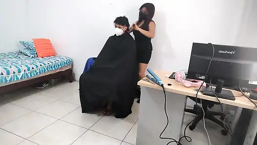 Seksi kuaför iş yerinde azgın ve müşterilerini sikişmesi için baştan çıkarıyor