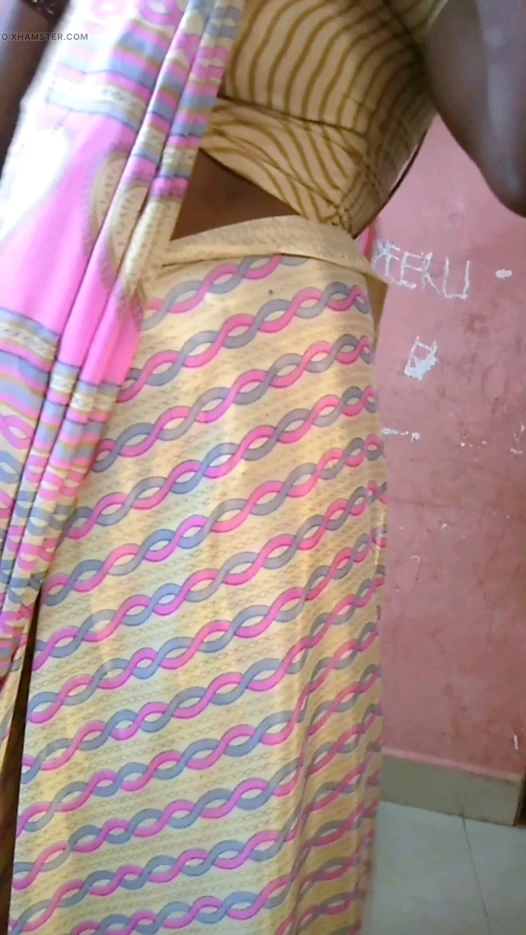 Hintli tamil yaramaz evli kadın renu petticoat bluz saree kocasının arkadaşı için azdırıyor! Indianhotwifex
