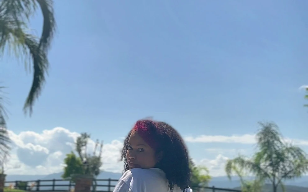 Пухлая чернокожая пердит, как сумасшедшая в бассейне