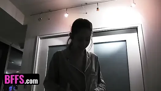 İki erkek arkadaş - yaramaz kankalar pijama partisinde takma yaraklı dildoyla parmakla sikiliyor ve deliniyor