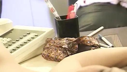 Büyük memeli sekreter ofiste yarağını memnun ederek işini yapıyor