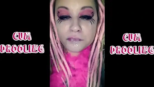 Babeando leche con sonidos de sorber extendidos.